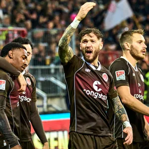 Marcel Hartel feiert ein Tor für St. Pauli