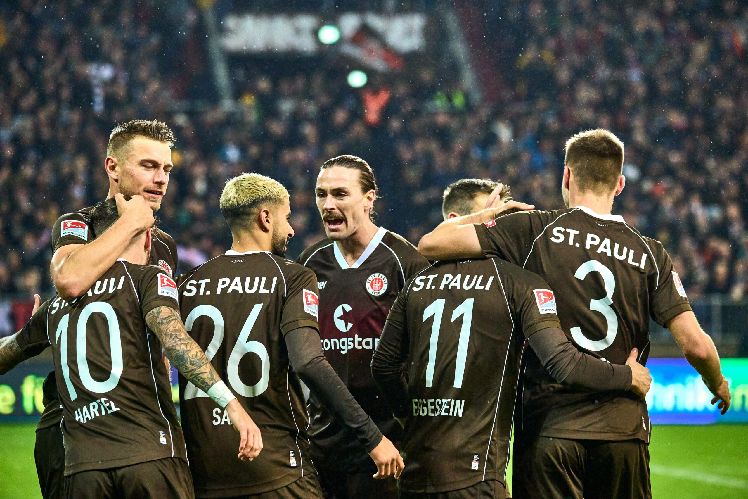 Freude am Millerntor: St. Pauli verteidigte durch den Heimsieg gegen Nürnberg die Zweitliga-Tabellenführung.