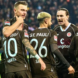 Freude am Millerntor: St. Pauli verteidigte durch den Heimsieg gegen Nürnberg die Zweitliga-Tabellenführung.