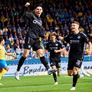Raphael Obermair bejubelt sein Tor für Paderborn in Braunschweig