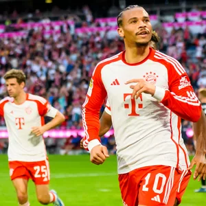 Leroy Sané jubelt nach seinem Treffer.