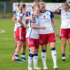 Die HSV-Frauen jubeln nach dem Sieg in Hoffenheim