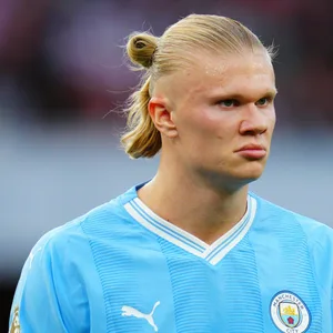 Erling Haaland guckt grimmig im Spiel.