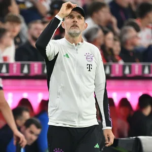 Bayern-Trainer Thomas Tuchel schaut Richtung Fankurve