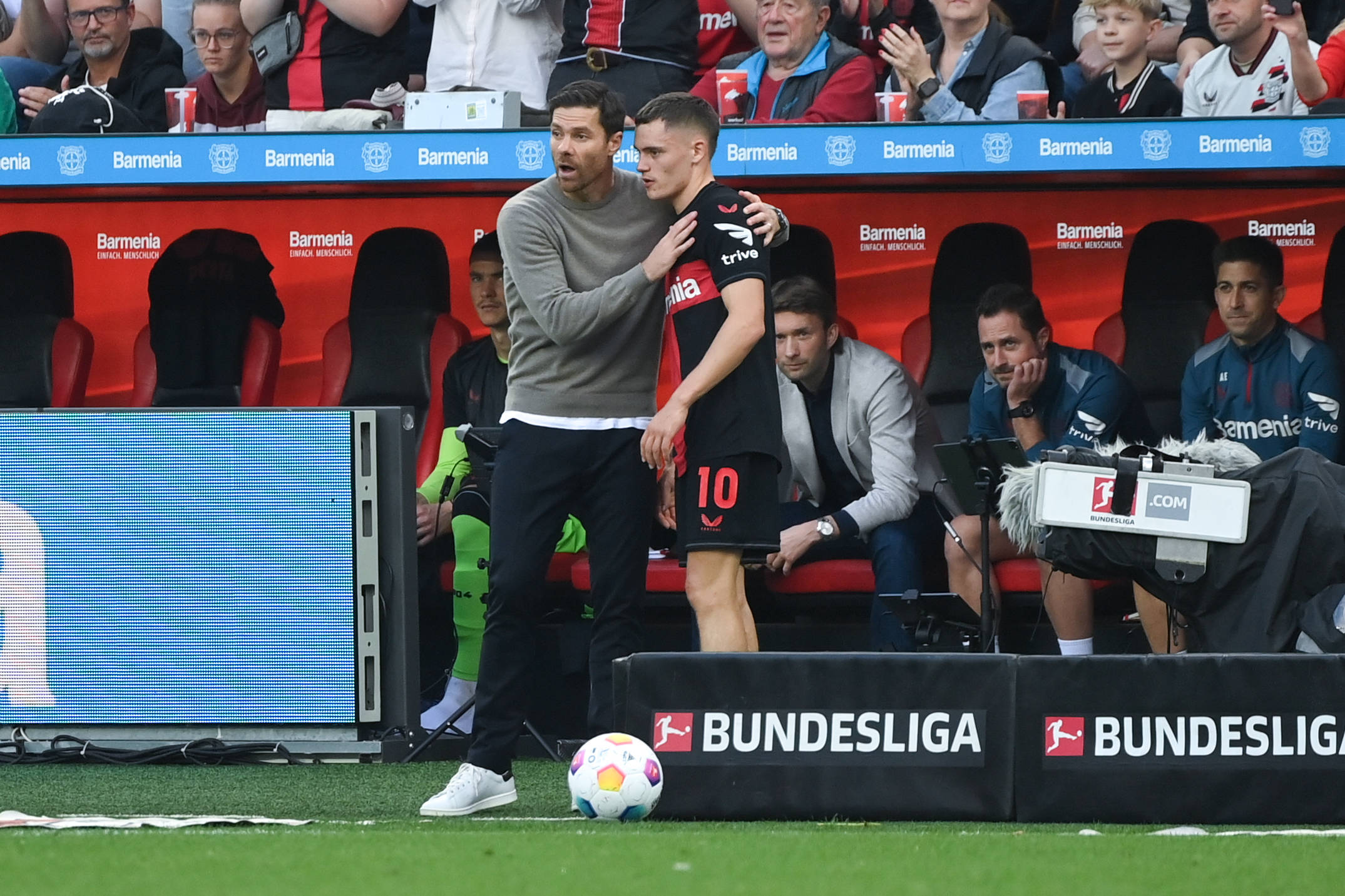 Xabi Alonso und Florian Wirtz von Bayer Leverkusen