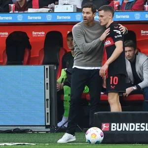 Xabi Alonso und Florian Wirtz von Bayer Leverkusen