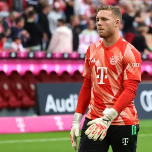Torwart Daniel Peretz beim Aufwärmen im Trikot des FC Bayern München