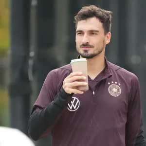 Mats Hummels trinkt einen Kaffee