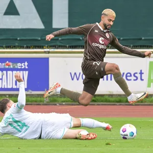 St. Paulis Elias Saad überspringt einen Bremer Gegenspieler