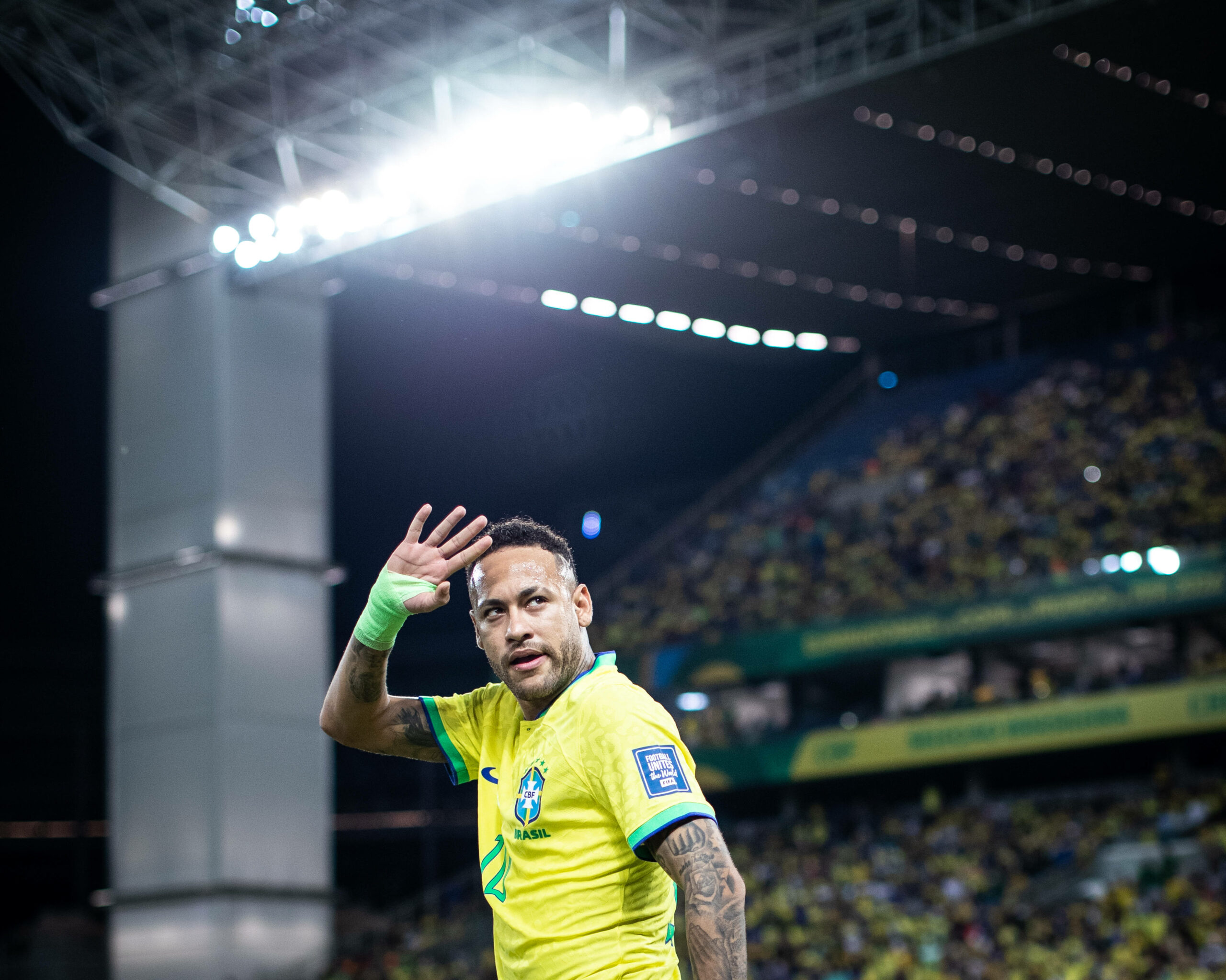 Neymar winkt Fans zu