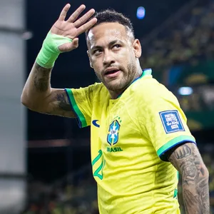 Neymar winkt Fans zu