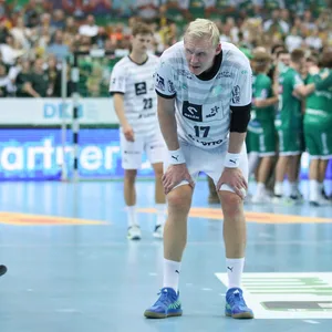Patrick Wiencek stützt die Hände auf die Knie