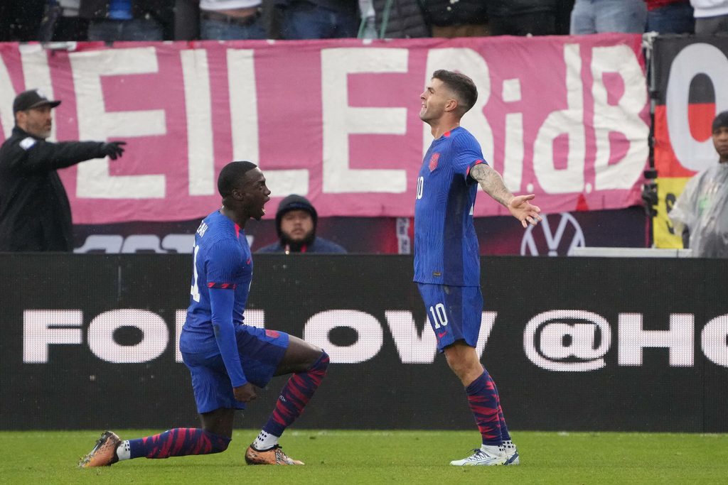 Christian Pulisic feiert sein Tor mit Timothy Weah