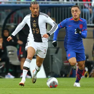 Leroy Sané gegen Sergino Dest