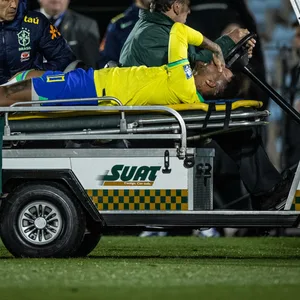 Neymar wird in der Partie zwischen Uruguay und Brasilien vom Platz gefahren