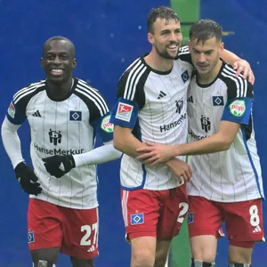 Jean-Luc Dompé, Jonas Meffert und László Bénes jubeln