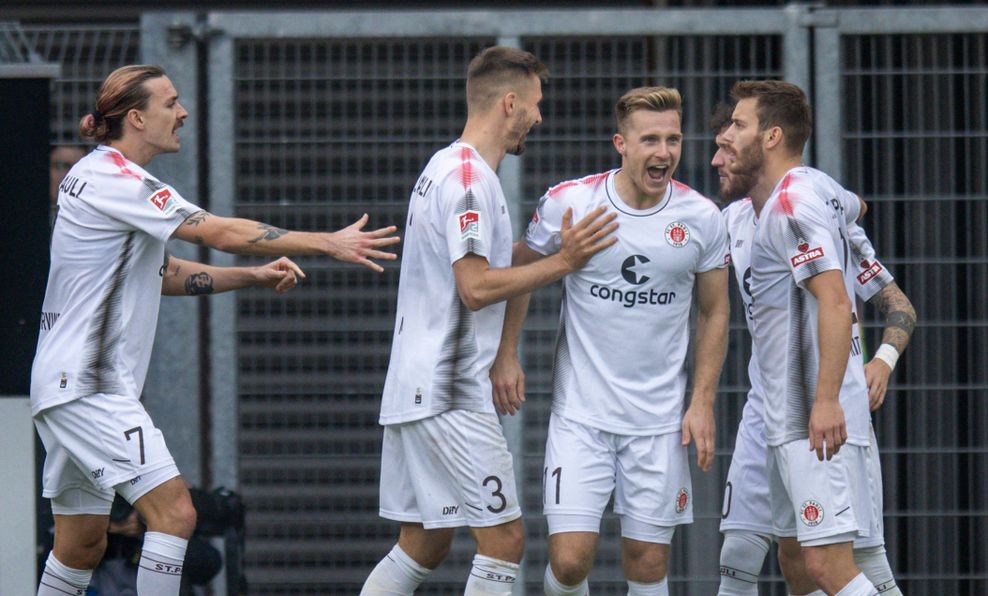 FC St. Pauli feiert Tor von Johannes Eggestein