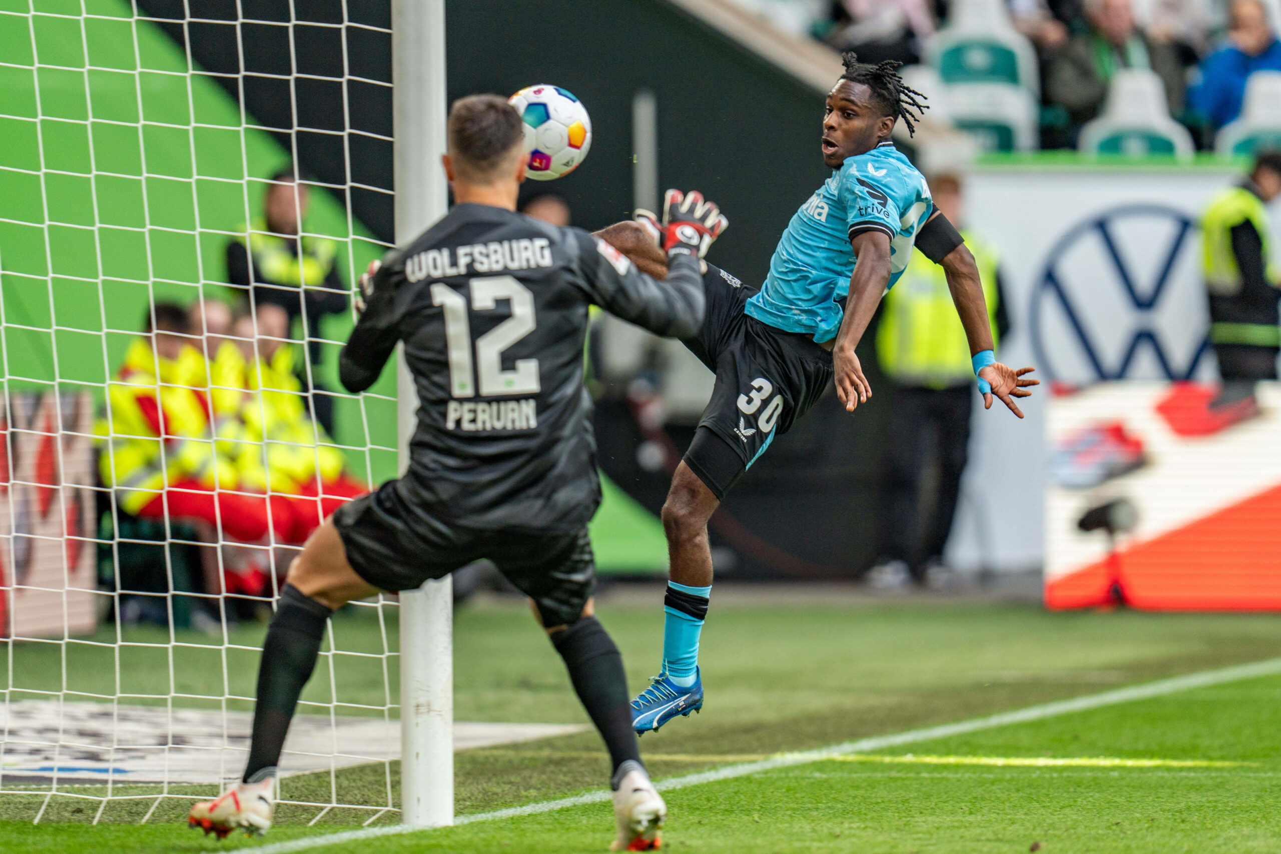 Jeremie Frimpong trifft spektakulär gegen Wolfsburg.