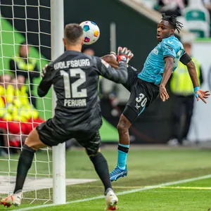 Jeremie Frimpong trifft spektakulär gegen Wolfsburg.