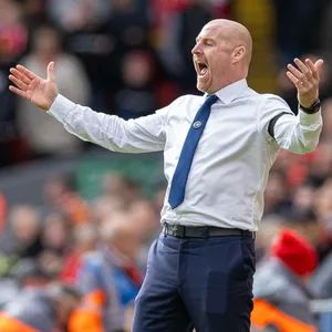 Sean Dyche, der Trainer des FC Everton, regt sich am Spielfeldrand auf.