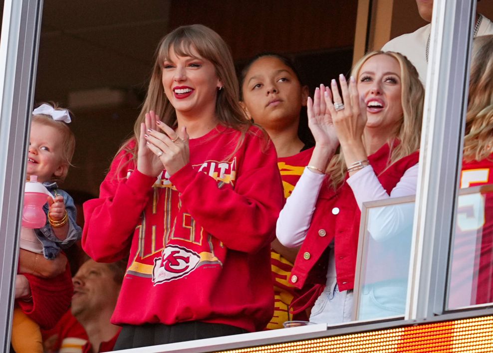 Taylor Swift und Brittany Mahomes klatschen beim Chiefs-Spiel