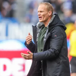 Karel Geraerts, Trainer des FC Schalke 04, im Spiel gegen den Karlsruher SC