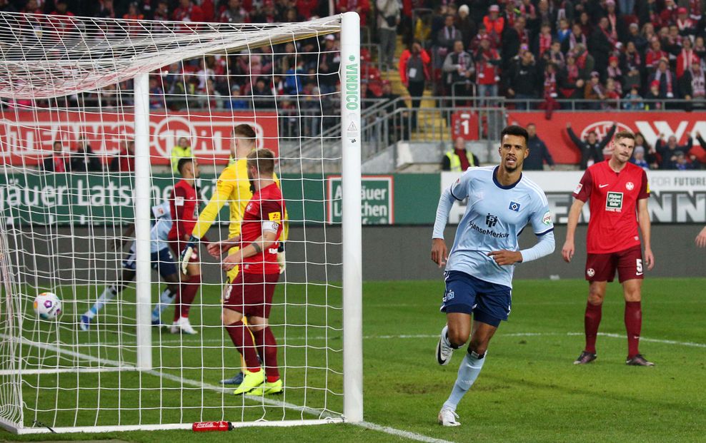 Robert Glatzel bejubelt einen HSV-Treffer in Kaiserslautern