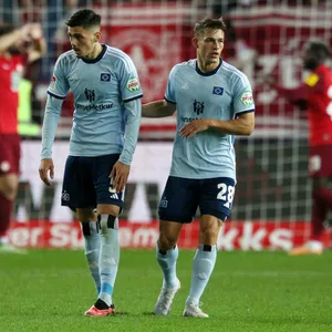 Frust beim HSV nach Lauterns Treffer zum 2:1
