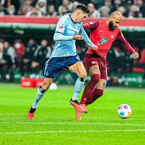 HSV-Profi Dennis Hadzikadunic kann im Duell mit Lauterns Terrence Boyd