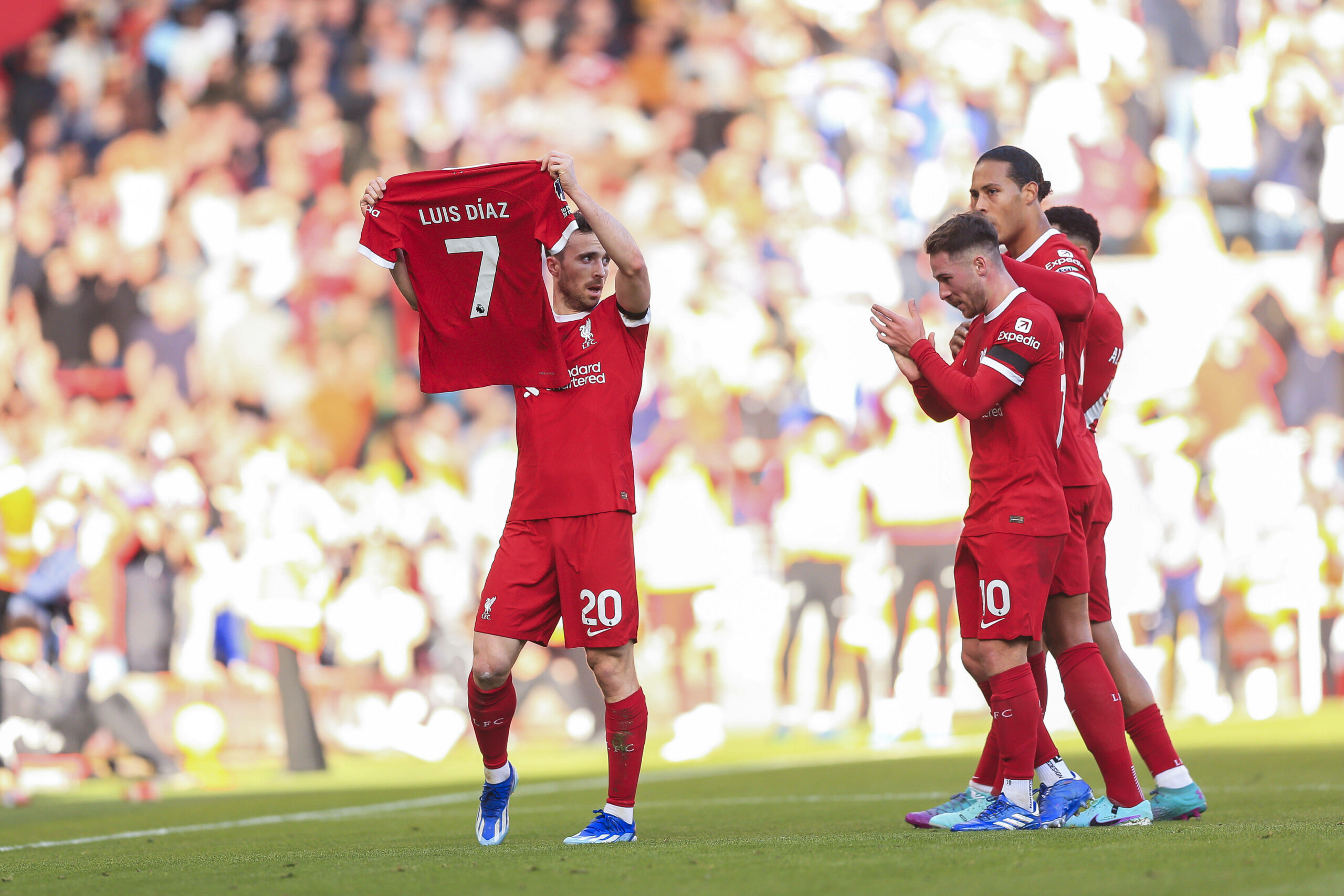 Diogo Jota (FC Liverpool) hält nach seinem Tor gegen Nottingham Forest das Trikot von Luis Diaz hoch.
