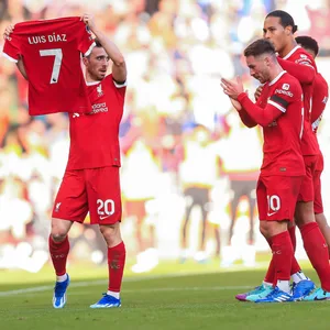 Diogo Jota (FC Liverpool) hält nach seinem Tor gegen Nottingham Forest das Trikot von Luis Diaz hoch.