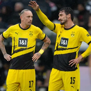 Marius Wolf und Mats Hummels in BVB-Trikots