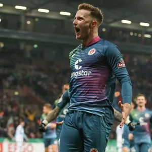 Johannes Eggestein bejubelt ein Tor des FC St. Pauli