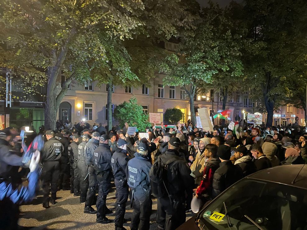 Der nicht angemeldete Demo-Zug wird von der Polizei gestoppt.