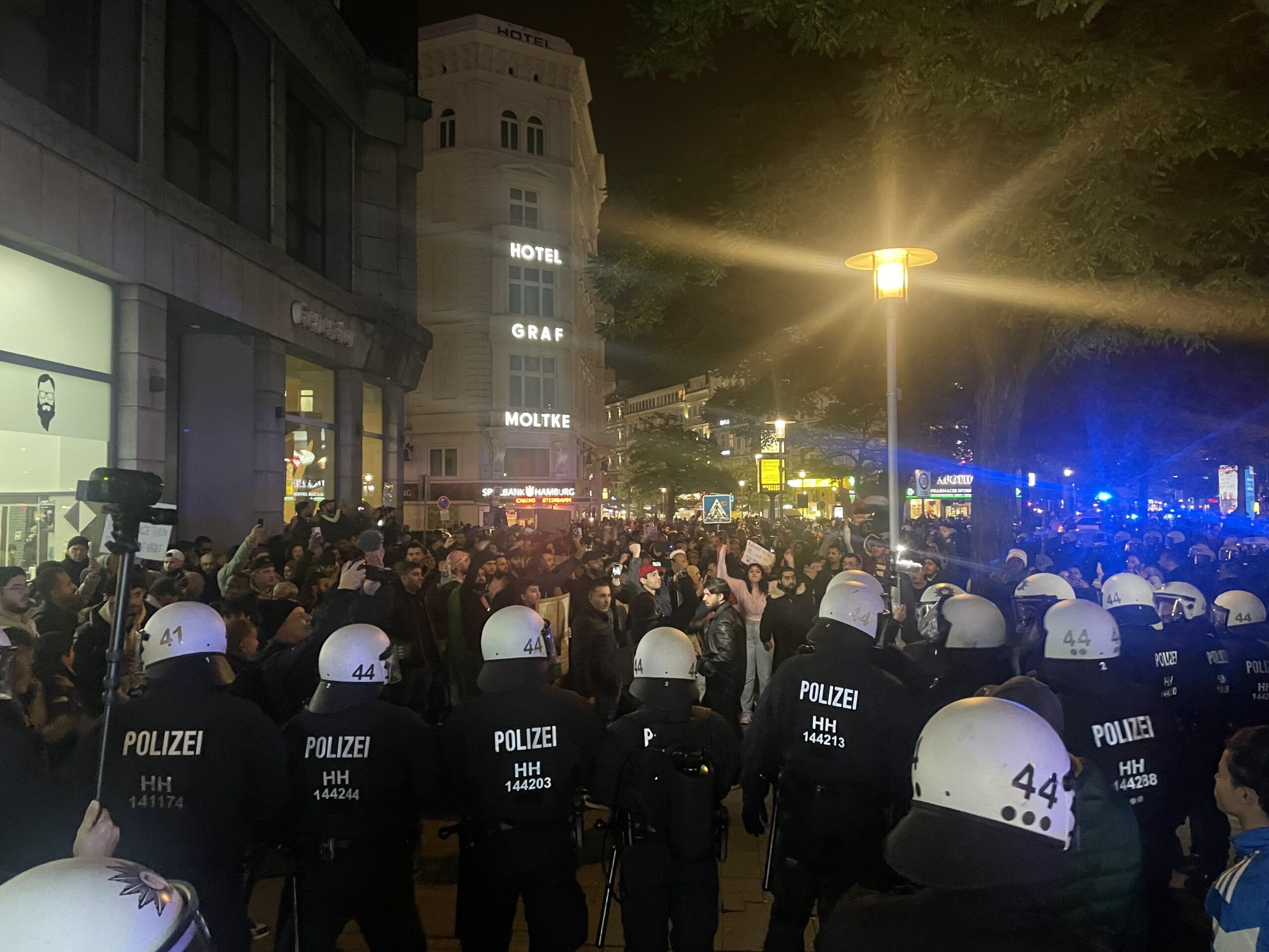 Nachdem die Kundgebung aufgelöst worden war, formierte sich ein nicht genehmigter Demo-Zug, der von der Polizei am Hauptbahnhof gestoppt wurde.