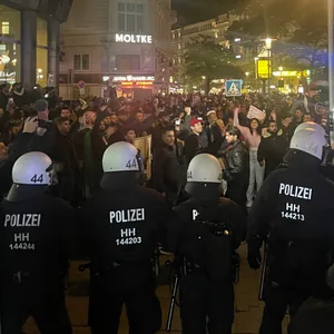 Nachdem die Kundgebung aufgelöst worden war, formierte sich ein nicht genehmigter Demo-Zug, der von der Polizei am Hauptbahnhof gestoppt wurde.