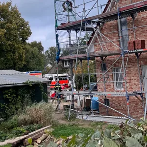 Der Mann war gerade in dem Neubau eines Einfamilienhauses beschäftigt, als er drei Meter tief in den Keller stürzte.
