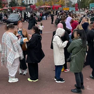 Am Abend ist der komplette Spielbudenplatz voll mit Fans.