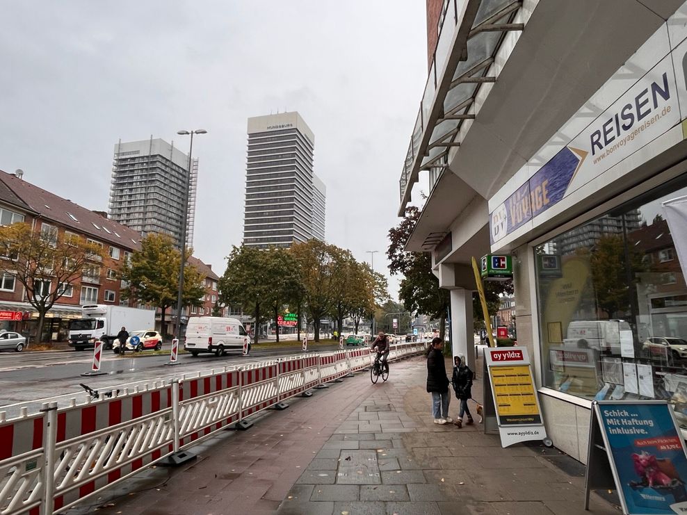 Das Reisebüro „Bon Voyage“ von Betül Harundag liegt direkt an der Baustelle.