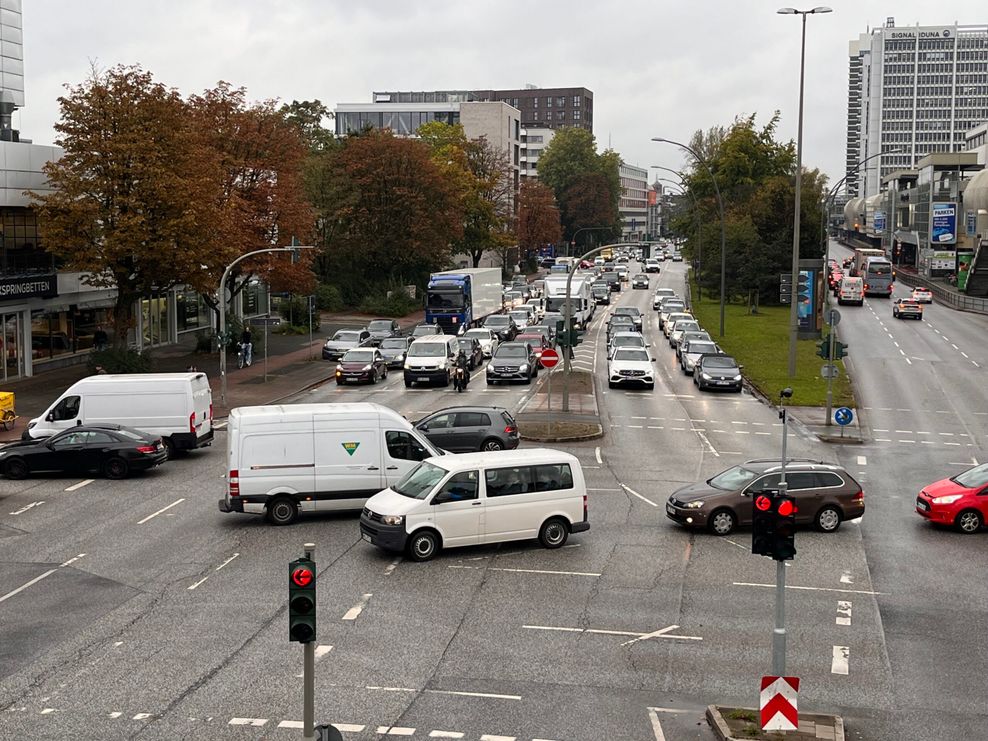 Autofahrer müssen viel Geduld mitbringen: Wegen der Baustelle staut es sich auch noch an der nächsten Kreuzung.