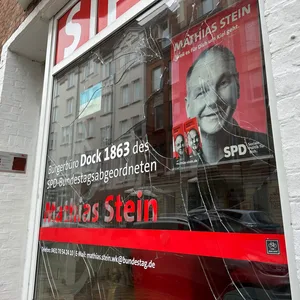 Die zersplitterte Scheibe des Wahlkreisbüros von Mathias Stein (SPD) in Kiel