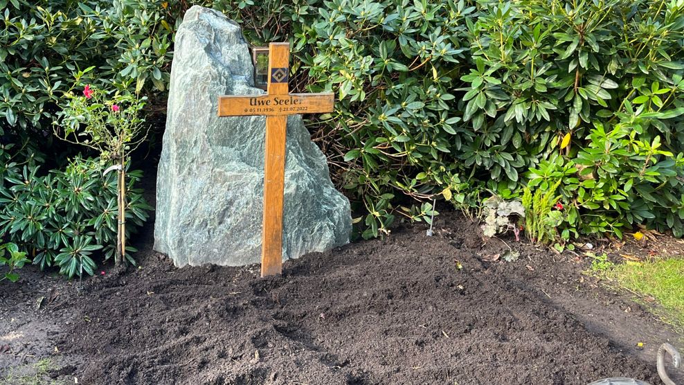 Das Grab des verstorbenen HSV-Idols Uwe Seeler auf dem Ohlsdorfer Friedhof.
