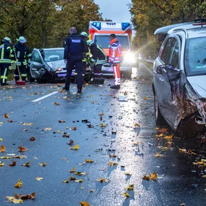Polizei- und Feuerwehrkräfte an der Unfallstelle.