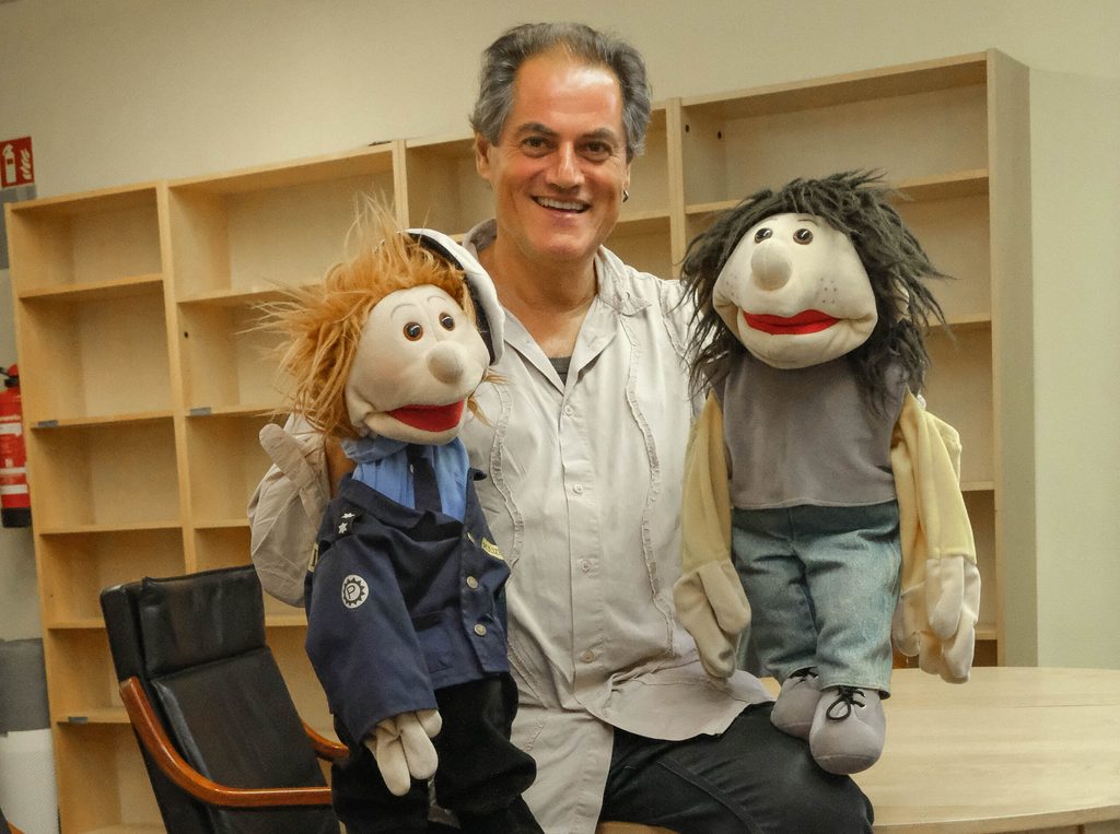 Mit Puppen vermittelt Jens Mollenhauer den Schulkindern, was Mobbing und Gewalt bedeuten und wie man sich wehren kann.