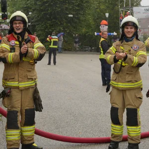 Zahlreiche Jugendfeuerwehren haben in Schleswig-Holstein durch Tausende Schläuche mehr als 60 Kilometer weit Wasser gepumpt und damit nach eigenen Angaben einen Weltrekord aufgestellt.