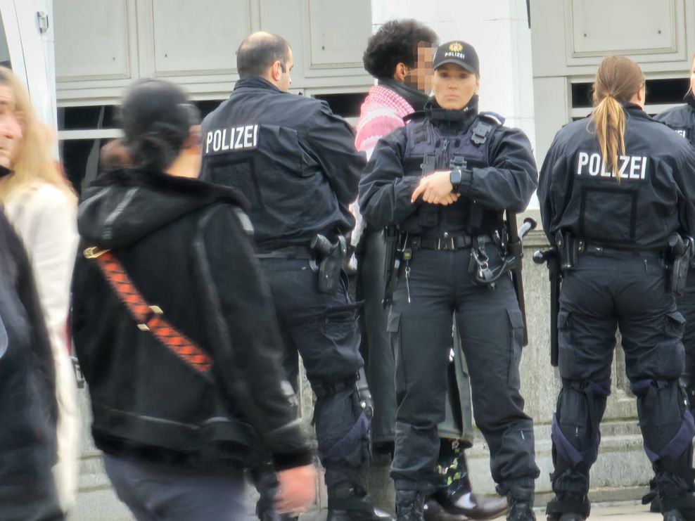 Vor der genehmigten Demonstration am Hauptbahnhof wurde am Jungfernstieg ein Mann festgesetzt: Pro-palästinensische Spontan-Demonstrationen sind in Hamburg weiterhin verboten.