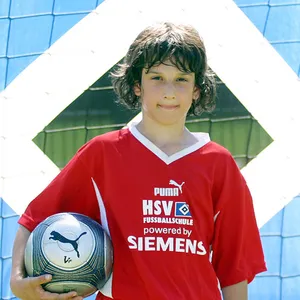 Levin Öztunali hält einen Fußball in der Hand
