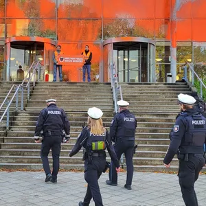 Polizeieinsatz an der TH Lübeck: Klimaaktivisten haben die Fassade mit Farbe besprüht.