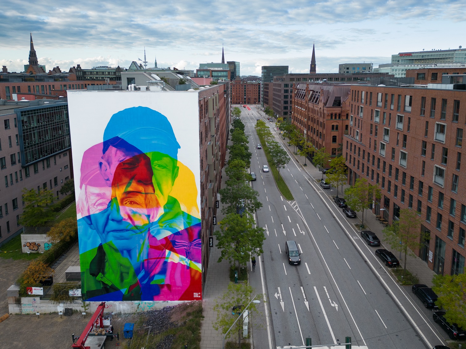 XXL-Kunstwerk: Das Wandgemälde, das Uwe Dierks in vielen Farben zeigt, prangt auf fast 400 Quadratmetern auf einer Hauswand in der HafenCity.