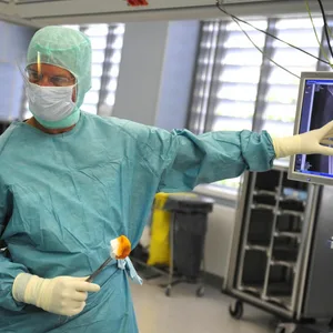 Der Ärztliche Direktor der Endo-Klinik, Thorsten Gehrke, im OP.